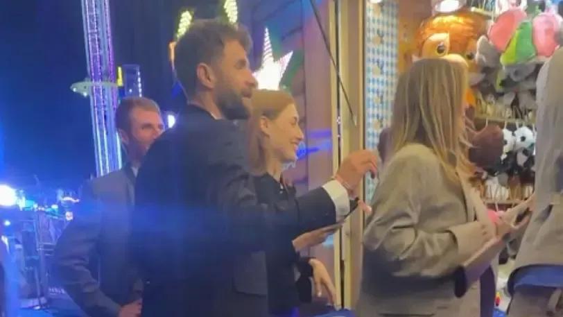 图片报：穆勒携新女友亮相慕尼黑啤酒节，一同玩射击游戏